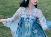 The Rise of Hanfu Fashion:Girls Embracing Traditional Chinese Elegance
