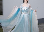 Embracing Elegance:The Art of Wearing a Cheongsam at 30 and Navigating Life at 25
