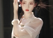 Original Design of Authentic Hanfu Costumes:A Closer Look at the Chest-fitting,Thin-fabric Styles