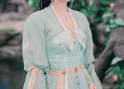 Low-Cut Cheongsam as a Toast-Wearing Ceremonial Dress:A Cultural Exploration
