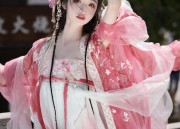 Adult-Wear Hanfu Fashion for a Fuller Figure:An Exploration of Comfort and Style