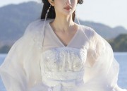White Blouse with a Touch of Elegance:Pairing with a Traditional Horseface Skirt