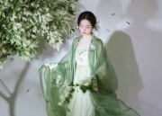 Harmony in Traditional Fashion:A Family Triad in Hanfu