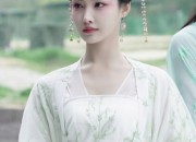 Daily Life of a Modern Hanfu Woman in Spring and Autumn