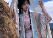 Autumn Elegance in Cheongsam:A Cultural Journey Through Traditional Beauty