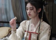 White Embroidery Qipao with Tie-Dye:A Traditional Craftsmanship