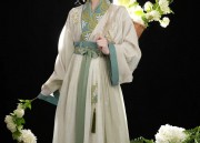 Reinventing Hanfu Fashion for the Petite汉服女子的时尚改良之旅