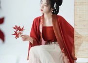 Encountering the Dragon:The Charm of Hanfu,a Traditional Chinese Costume