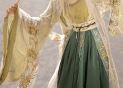 Reconstructing the Ancient Beauty of the Hanfu Womens War-Era Straight-Skirted Robe