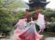 Elegant Modern Qipao:A Refinement of Traditional Chinese Style