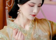 The Low-Cut Chinese Cheongsam:A Blend of Tradition and Modernity