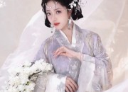 Embracing the Classics:The Perfect Pairing of Handbags and Mini Clutches with Cheongsam