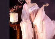 Zhang Yunleis Style:The Allure of Cheongsam and Overcoat