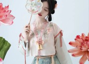 The Sword-Wielding Elegance of Hanfu Fashion:A Journey into the World of Han Chinese Sword Dance