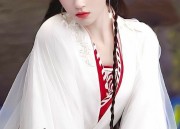 Ancient Style Tops and Horseface Skirts:A Summer Fashion Fusion
