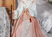 The Revival of Qings Style Horseface Skirt:A Blend of Tradition and Modernity