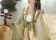 Winter Chic in a White Cheongsam:Styling Tips for Petite Women