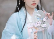 Elegant Scents of Traditional Chinese Fashion:A Journey into the Original Hanfu Shop,袖染尘香