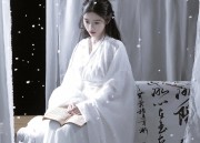 Maternity Cheongsam:Embracing Traditional Elegance during Pregnancy