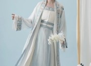 Ancient-Style Headdress and Girls Horseface Skirt:A Glimpse into Traditional Chinese Beauty