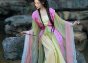 The 13-Year-Old Hanfu Girl:Embracing Traditional Elegance
