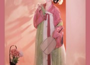 Toast-Bearing Women in Cheongsam:A Celebration of Elegance and Tradition