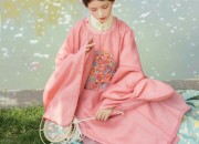 The鱼尾修身旗袍，传统与现代的完美融合