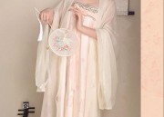 The Charm of Cheongsams Edge-Stitched Silk Fabric:A Guide to Simulated Silk Applique