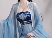 Announcing the Arrival of a Twelve-Year-Old Girl in Traditional Hanfu Fashion for Summer