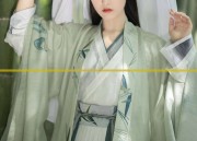 The Enchantment of Hair Sticks with Mandarin-Style Horseface Skirts:A Traditional Beauty Blend