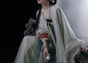 White Jacket and Horseface Skirt:A Fashionable Fusion