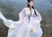 The Youthful Charm of a Girl in a Neck-Grazing Cheongsam:A Blend of Tradition and Modernity