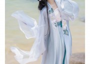 Winter Fashion for Girls:Puffy Cape,Hooded Robes,and Traditional Horse-Tail Skirts
