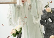 The Adventures of a Heroic Girl in Traditional Hanfu Martial Arts Attire