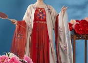 The Rise of Hanfu Fashion among Middle School Girls:A Journey into Traditional Elegance