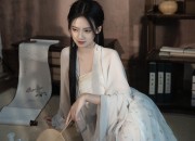 Yu Zhaos Style:Exploring the Allure of Traditional Hanfu Fashion in the Modern Era