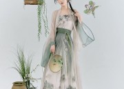 Summer Ethereality in Tang-Era Hanfu Costumes:A Glimpse into the World of a Tang-Era Hanfu Woman