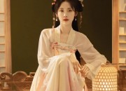 Embracing the Elegance of Qipao:The Modern Chic of Women in Traditional Chinese Attire