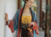 The Enchantment of Hanfu Shoes with Mǎmiàn Skirt:A Cultural Fusion in Traditional Chinese Fashion
