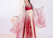 The Ten-Year-Old in Cheongsam:A Journey into the World of a 10-Year-Old Girl