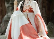 Elegant Beauty of Jade-Inspired Cheongsam:The Traditional Chinese Clothing