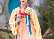Ancient Hanfu Elegance:The Fairy-like Beauty of a 10-Year-Old汉服女孩