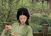 The Rise of Cheongsam with Plushy Sleeves:A Cultural Exploration