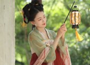 Elegant Qipao with Retro-Chic Overcoat:A Blend of Traditional and Modern Fashion