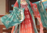Black Plum Blossom in a Cheongsam:A Blend of Tradition and Elegance