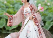 Charming Mini-Sized Women in Cheongsam with Bubble Sleeves:A Fashionable Journey