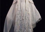 Styling a Traditional Mares Face Skirt with a Black Top:A Fashionable Fusion