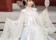 The Cheongsam-Wearing Elementary Student Girl