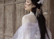 The Enchantment of Green Cheongsam:A Shade of墨绿
