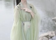 Autumn Elegance:The Evolution of Traditional Hanfu Dress into a Modern改良版连衣裙